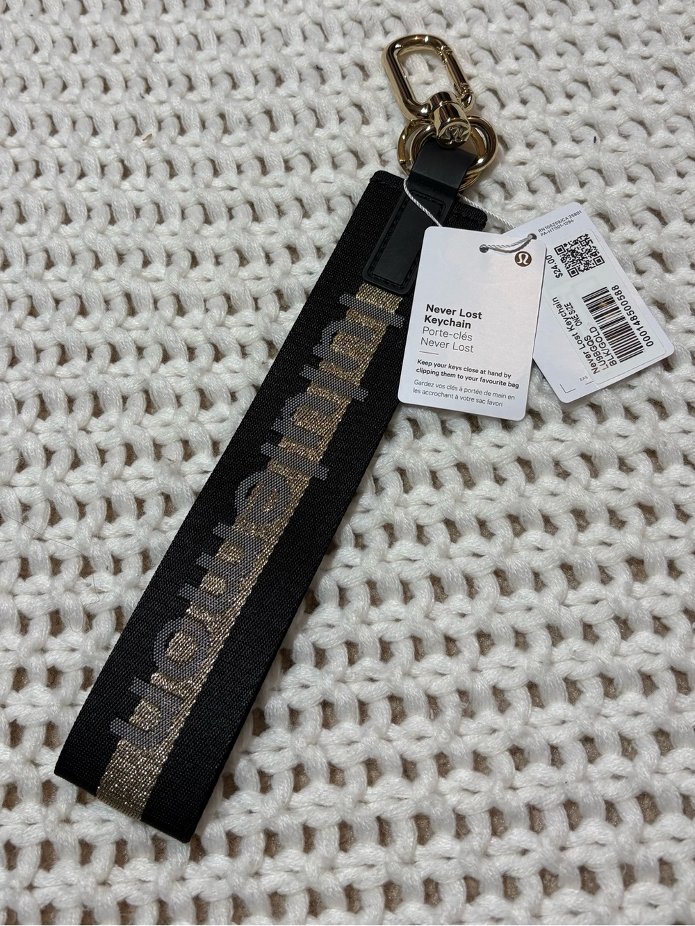 NWT lululemon never lost keychain in black/gold